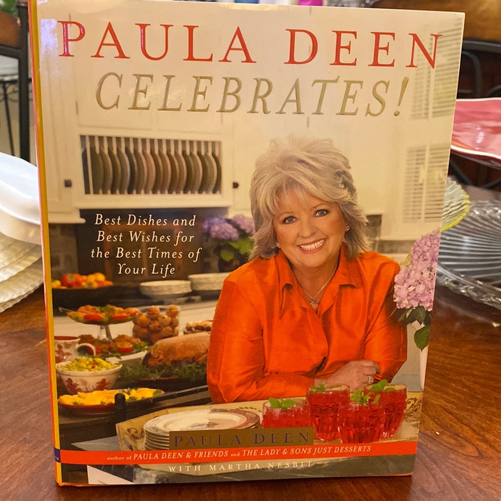 Paula Dean Cookbook. Signed. I’m great condition with no marks or bent pages.